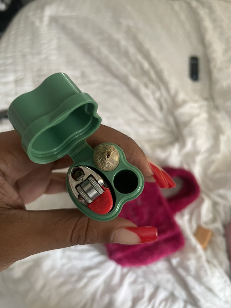 BROWARDBABYLEE's tweet photo. Temu got me buying dumb shit for $1 https://t.co/VKsUliBZSa