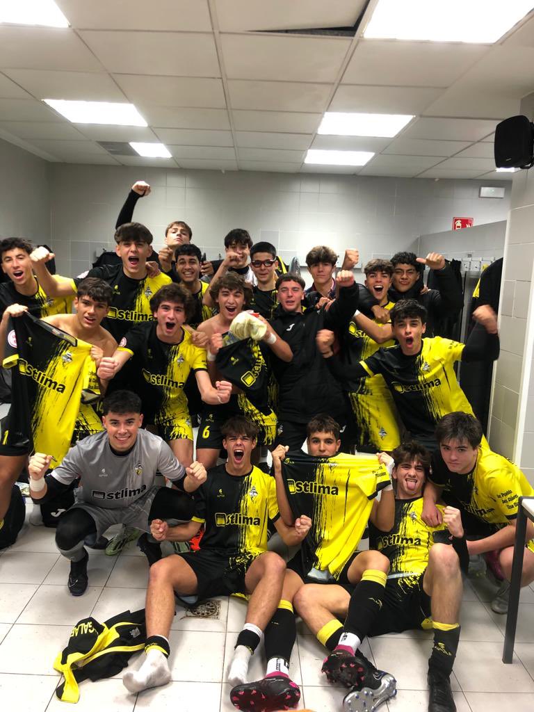 CDGalapagar's tweet photo. ⚽️ CANTERA | RESULTADOS

Juvenil A 3️⃣-1️⃣ @cuzonanorte 

⚽️⚽️Miguel P.
⚽️Pablo Peñalver

Victoria para el equipo de @Justel95 en un encuentro en el que pese a dominar el balón, tuvieron que pelear hasta el final para lograr el triunfo.

#UnPueblosDosColoresUnaIlusión💛🖤 https://t.co/TrNom8dF5K
