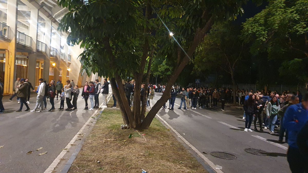 20:05 de la tarde, ya van 5min de partido y las colas interminables aquí en la entrada, de puta vergüenza <a href="/MalagaCF/">Málaga CF</a> <a href="/fjbautista/">Javier Bautista </a> <a href="/JuanjeFernandez/">Jᴜᴀɴᴊᴇ Fᴇʀɴᴀ́ɴᴅᴇᴢ R.</a> <a href="/jcstirado/">Juan Carlos Tirado</a>