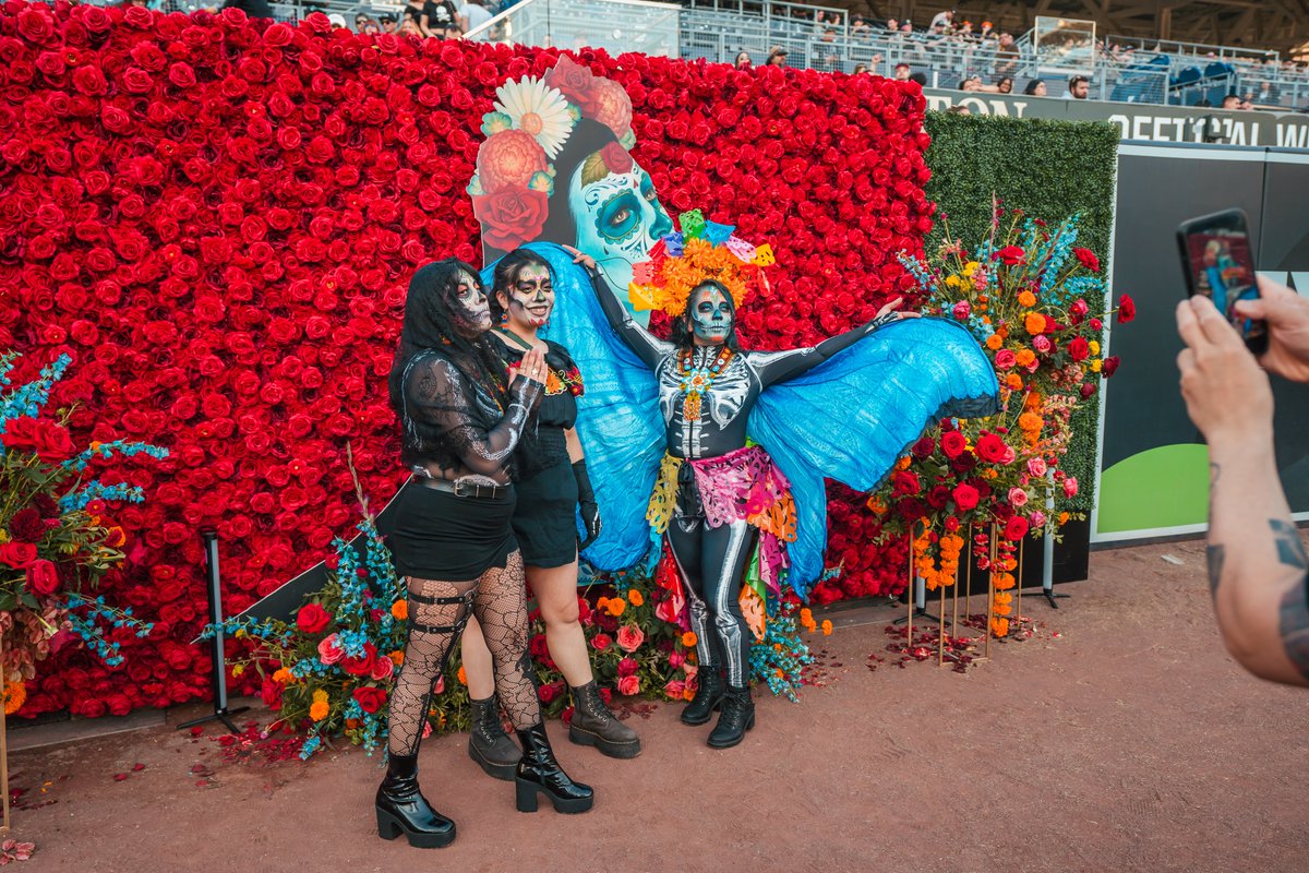 PetcoPark's tweet photo. Una noche de arte, música y cultura 🥀

The 4th Annual Día de los Deftones Festival is in the books. #DDLD4 https://t.co/PsJSMsD0eZ