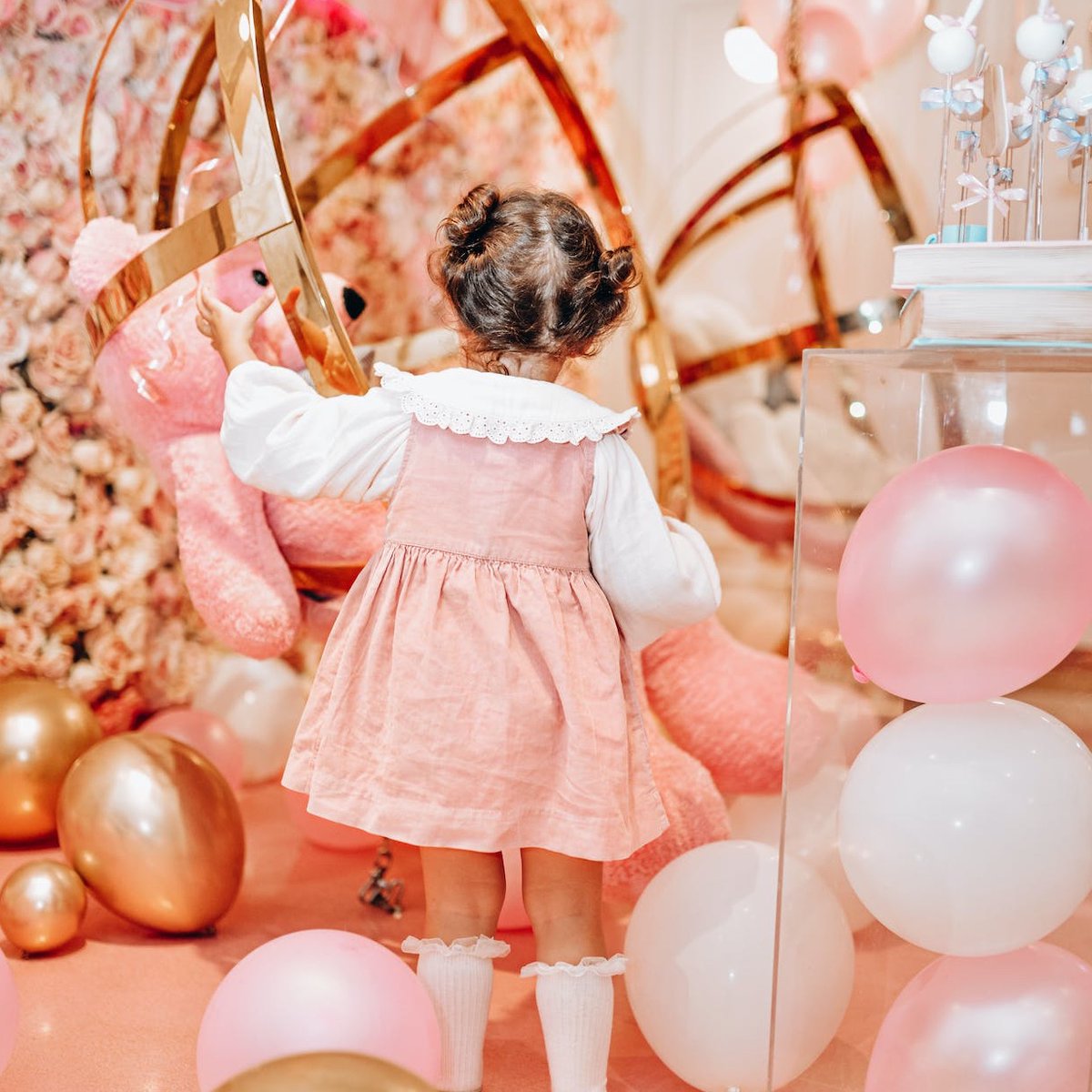 SingularSet's tweet photo. En cada rincón de #SingularSet, 'los más pequeños' encuentran su tesoro: momentos para descubrir y soñar. ✨ La magia comienza con su curiosidad y se expande en sonrisas que iluminan nuestras celebraciones. #decoracionfiestas #fiestasinfantiles #decoracioneventos https://t.co/ob6jupS9bj