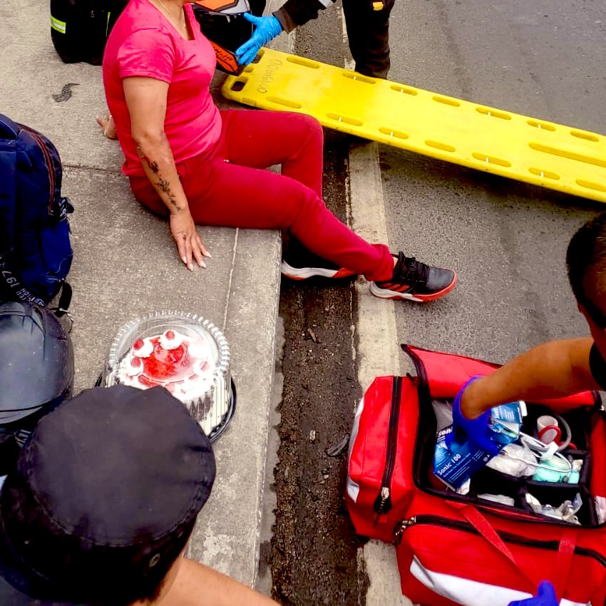 amilcarmontejo's tweet photo. Bomberos en auxilio de motorista 

📍Ruta El Atlántico, km 6 zona 17 

Vehículo a la fuga colisionó con motocicleta. 

#TransitoGT #TraficoGT #PMTGuatemala #InformacionGT #NoticiaGT #AmilcarMontejo #VialGT #MovilidadGT. https://t.co/bnxRwmJEeN