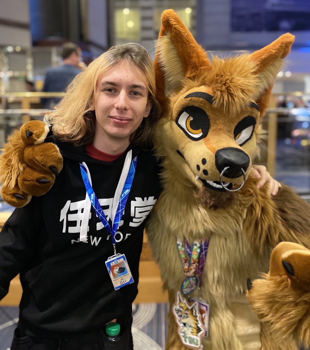 Zach_the_Proot's tweet photo. C’était la première fois que je voyais une fursuit @AlphaDogsStudio, absolument magnifique, tout autant que la personne a l’intérieur, @Tau_Yote https://t.co/6C7VLhifbd