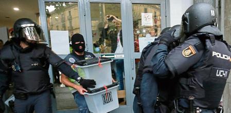 JosemaVallejo's tweet photo. Los policías lo mismo paran un golpe de estado en Cataluña, que te impiden acercarte a la sede del PSOE en Ferraz o detienen al hijo de Conde Pumpido, el presidente del Tribunal Constitucional.

¿Por qué? Porque siempre están con la ley, aunque a veces no entiendas su trabajo. https://t.co/JpkTV8vlkI