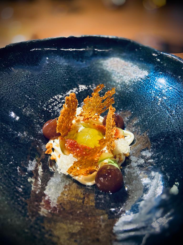 El “Espacio Montoro” sigue en forma…La parte de “snacks” siempre me ha parecido muy interesante pero donde más ha “crecido” (muy TOP plato de falso carbonara,rodaballo y postre de higos y queso..) es en los platos principales…Más “madura” la cocina de <a href="/PabloMontoro/">Pablo Montoro</a> que nunca 👇