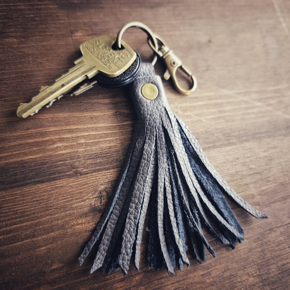 Oplusnleather's tweet photo. Sunday Funday Project: Handmade Leather Tassel for Stylish Accessories and Decor
https://t.co/SxjqvhH1o0
#leather #handmade #Amazon #art #SundayMotivation #Sunday #Canada #Ontario #Toronto #Grok #Leafs #Oilers #onlineshopping #Christmas #oplusn #x #holiday #holidaygifts https://t.co/7tWFBDBPgg