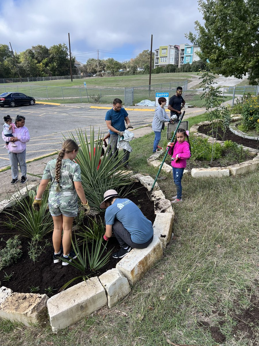 LinderEagles's tweet photo. A great big thanks to the volunteers and our Green TEAM for the great care taken for our green spaces! 💚@AustinISD @ecorise @Ms_Hubley @AISDElementary @AustinISD_STEM https://t.co/WVkYBxo0i3