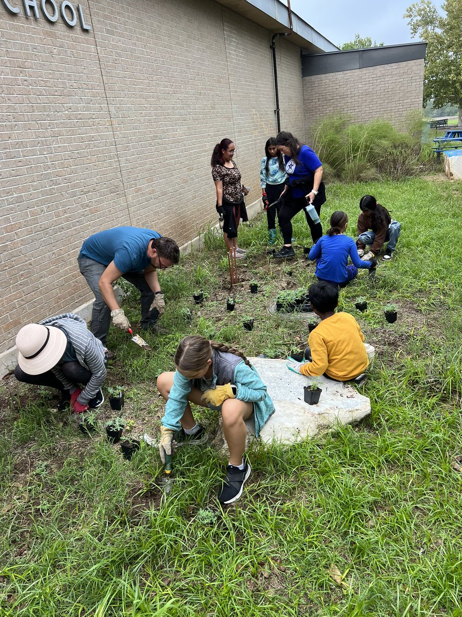 LinderEagles's tweet photo. A great big thanks to the volunteers and our Green TEAM for the great care taken for our green spaces! 💚@AustinISD @ecorise @Ms_Hubley @AISDElementary @AustinISD_STEM https://t.co/WVkYBxo0i3