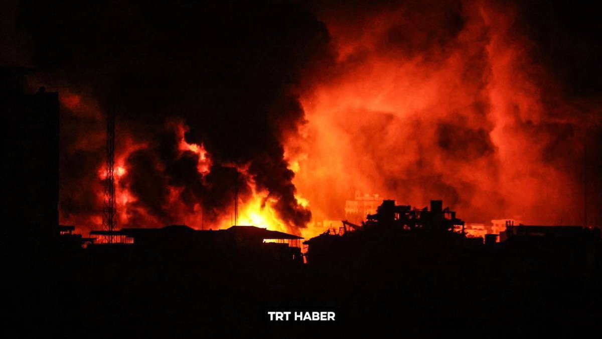 QuranAndHadithh's tweet photo. GAZA is burning &amp; bleeding right now as #Gaza is disconnected from the entire world. Allah will not forgive you dear Muslims if you don't wake up and fight for your children sisters &amp; brothers.💔😥
#GazaGenocide #Genocide_in_Gaza #غزه_مقبرة_الغزاة #Gaza #IsraelTerrorists #Israel https://t.co/hNQ8xqX3cn