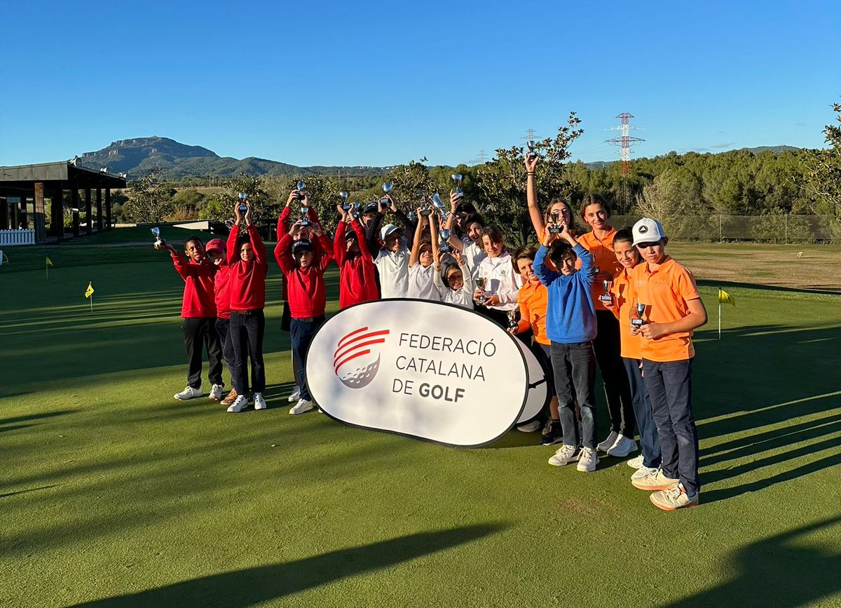 fcatgolf's tweet photo. 🏆El Vallès Golf, campió de la 11a Lliga del Comitè Juvenil de la @fcatgolf!

🔝🏌️S'imposa a Llavaneras (7-5) en dues grans jornades de golf juvenil al recorregut del @vallesgolf   

👏Moltes felicitats al guanyador i a tots els equips participants!

📷 https://t.co/whbSY8LV5B https://t.co/VoXpYQP2v3