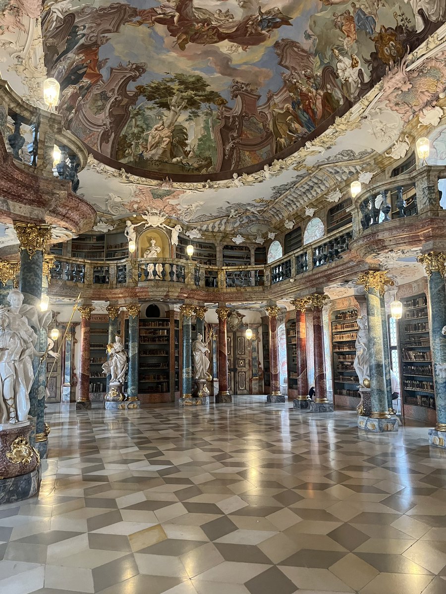 _MEJMM's tweet photo. Hace un año miraba fotos de esta biblioteca, hoy la vi en persona. ✨❄️ https://t.co/hLO3WNw8jF