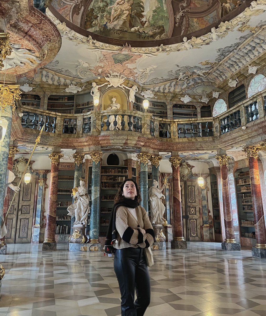 _MEJMM's tweet photo. Hace un año miraba fotos de esta biblioteca, hoy la vi en persona. ✨❄️ https://t.co/hLO3WNw8jF