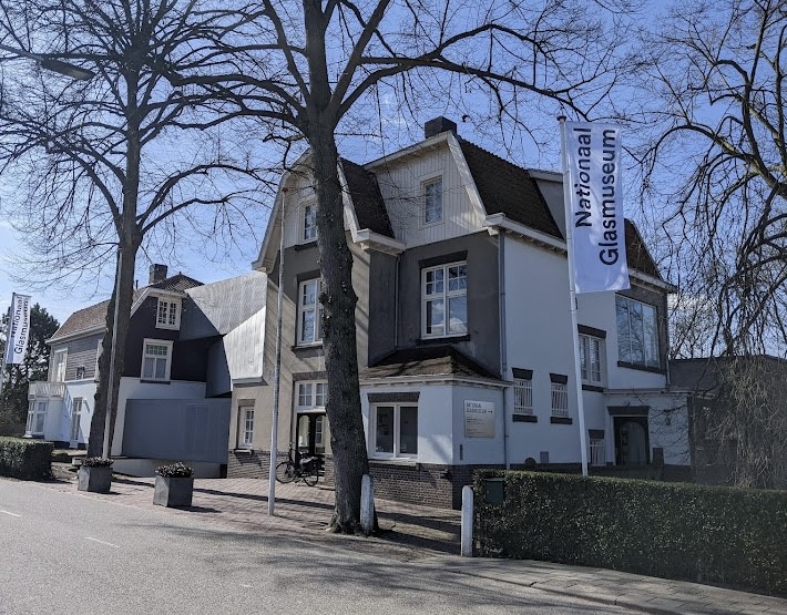 Let op! Zaterdag 11 november  (07:00 - 16:00 uur) is de Lingedijk afgesloten voor autoverkeer (Lingestraat tot Lingedijk 32). 

Parkeren: tegenover de Glasfabriek, Lingedijk 8. Omleiding voor mindervaliden over de Tiendweg en Koenderseweg tot dichtbij het museum. Keren is lastig.