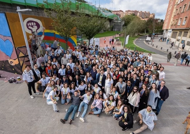 Centenares de jóvenes pintan un mural colaborativo en Bilbo dentro del proyecto #BizkaiaGara naiz.eus/eu/info/notici…