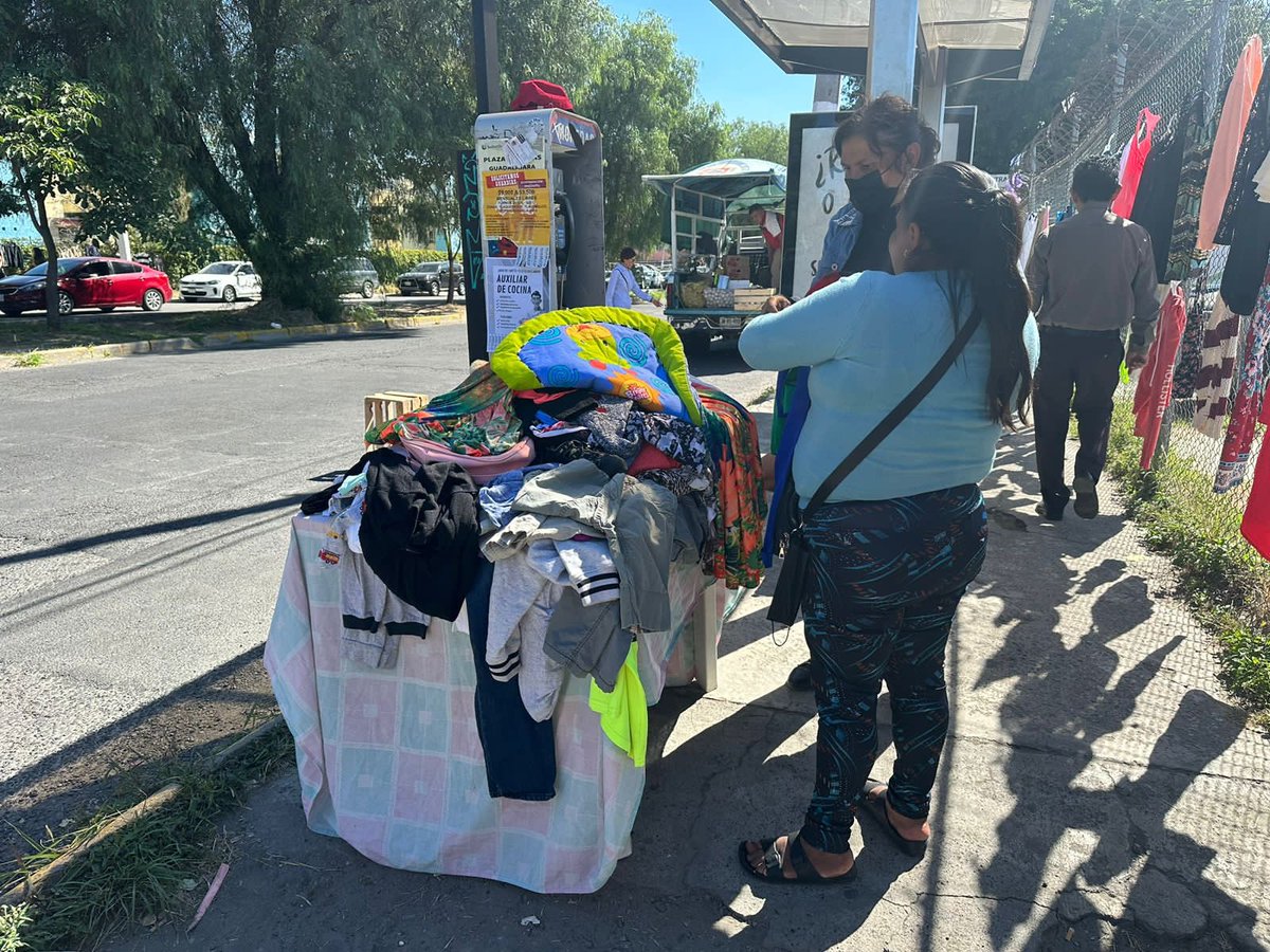 MonoCorp13's tweet photo. @ZapopanDen @PoderAG_Zap @ZapopanGob @frangieruchis @InspZapopan 
Cada domingo es lo mismo afuera del tianguis del sol, muchos comerciantes se ponen obstruyendo el paso y sin permiso solo dicen q ellos pagan a inspectores para que no los quiten, no es justo https://t.co/4xRqjQxudV