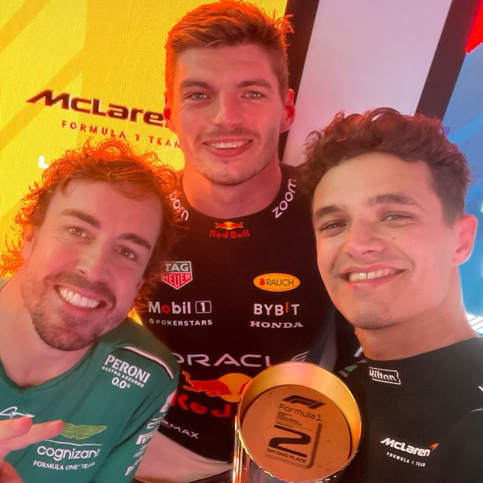 Pole_ondamadrid's tweet photo. #F1 #BrazilGP 🇧🇷🏁
🏆Victoria 17ª del año para 🇳🇱Verstappen, incontestable.
2º🇬🇧Norris, brillante 2ª posición.
🟢🪄3º🇪🇸Alonso, 🐐podio de leyenda tras épica batalla con un gran Checo Perez.
🔴🌶️6º🇪🇸Sainz, sólida carrera del Madrileño superando a los Mercedes ante un Ferrari👏 https://t.co/8PzWJeHraW
