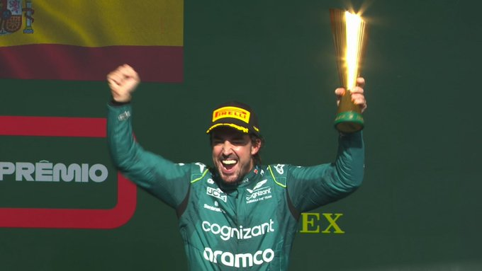 Pole_ondamadrid's tweet photo. #F1 #BrazilGP 🇧🇷🏁
🏆Victoria 17ª del año para 🇳🇱Verstappen, incontestable.
2º🇬🇧Norris, brillante 2ª posición.
🟢🪄3º🇪🇸Alonso, 🐐podio de leyenda tras épica batalla con un gran Checo Perez.
🔴🌶️6º🇪🇸Sainz, sólida carrera del Madrileño superando a los Mercedes ante un Ferrari👏 https://t.co/8PzWJeHraW