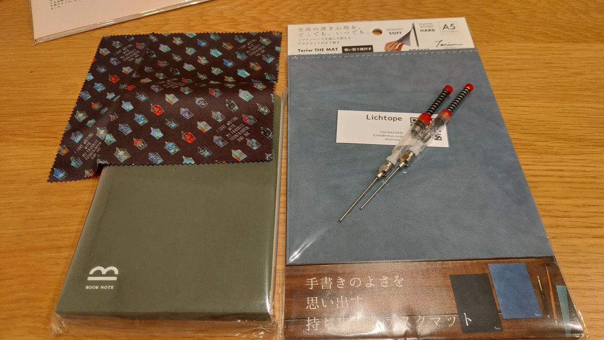 olde_tom's tweet photo. 右がテリューザマット
銅板下敷きとは違う着眼点がにくいというか

その上に乗ってるのはリヒトープさんで売ってたバネスポイト
めっちゃ安かったんだが発注時はパーツがバラで届くらしい
組み立てたら赤字なのでは？？？
#tokyopenshow2023 
#東京インターナショナルペンショー2023 https://t.co/dy8iAv4CMl