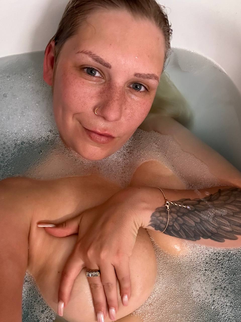 Wird langsam frisch Draussen, Zeit für eine heisse Wanne. Wer kommt mit rein? #badewanne #hot #herbst https://t.co/t2HsBZY96C