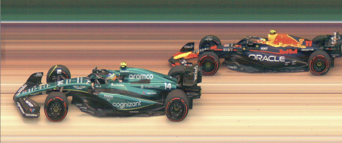PrimeF1__'s tweet photo. ⚠️ La @fia y la @F1 han revelado el foto finish de la lucha entre ALO y @SChecoPerez. 

Cabe mencionar que para los comisarios este ES UN PROCESO Y UNA EVIDENCIA FORMAL en casos como este, toda vez que, a pesar de su avanzada tecnología, los sensores pueden fallar o tener discrepancias.

👉🏼 A discreción de los comisarios de carrera, una evidencia de este tipo puede ser utilizada como criterio principal, por encima de la propia telemetría. 🔥🇧🇷

#BrazilGP