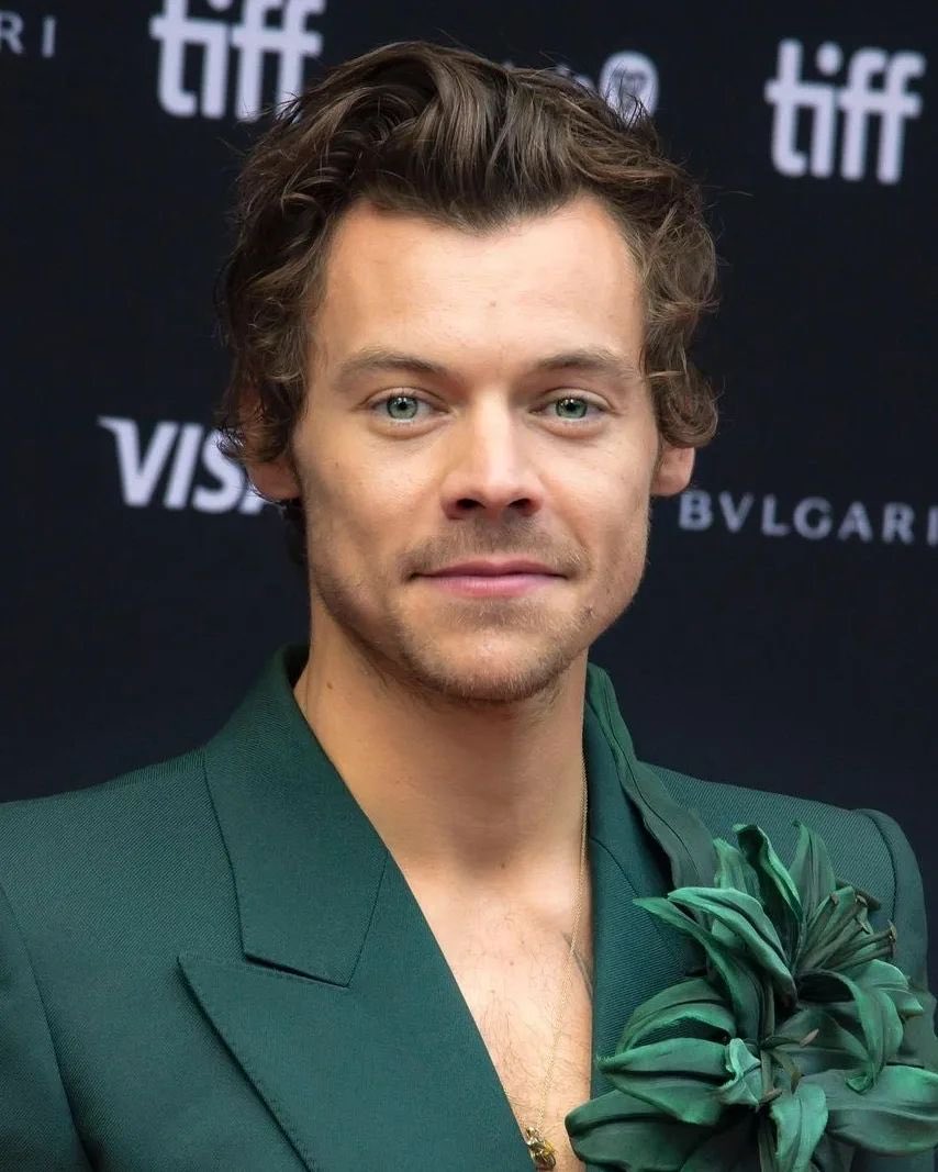 jusletmead0reu's tweet photo. Harry Styles is dating actor Timothee Chalamet, The US Sun reports.
according to the source

"Harry Styles and Timothee Chalamet are going strong, making time for each other despite busy schedules. Their relationship has been serious, and Harry sees a future with Timothee." https://t.co/cbRrj7a4v0