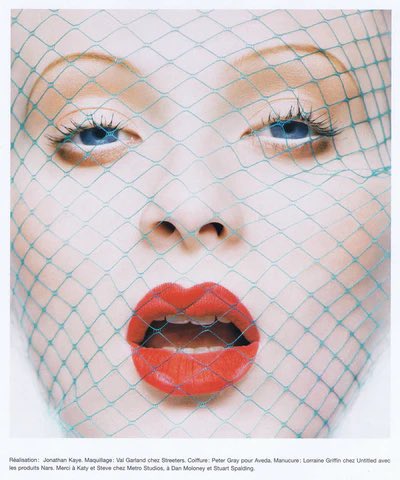 Filling the frame 🤌🏽.
Karen Elson by Sølve Sundsbø, Numéro, November 2004.