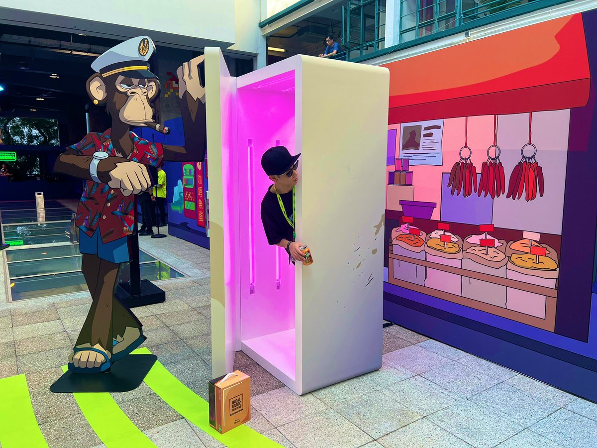 XXgoforit99's tweet photo. This is my first time writing a thread 🧵 I hope it won’t take long for you guys to read. This year Apefest is epic! I met so many amazing people out here in HK🇭🇰 https://t.co/eQFnZZUjJH