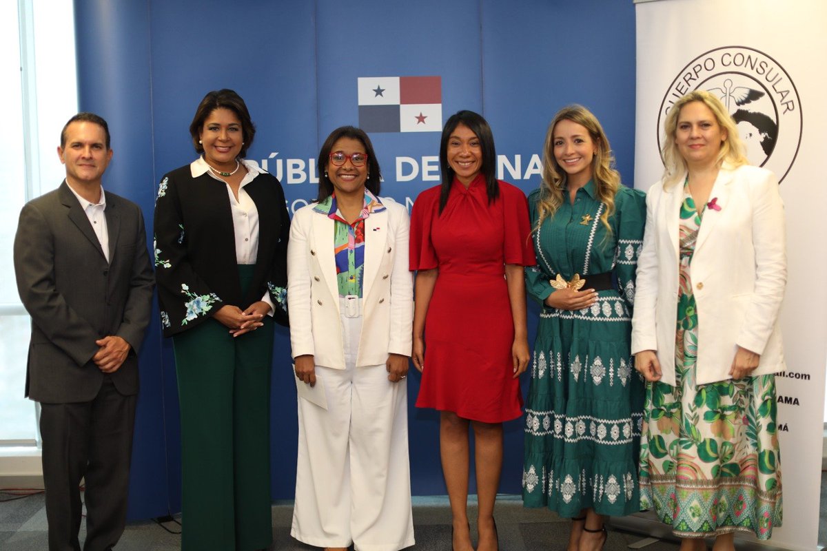 LizGRomero22's tweet photo. #tb Bonito recuerdo junto a la querida Ministra de cultura @gisygonzalez y la JD del Cuerpo Consular de 🇵🇦, siempre agradecida con mis colegas. #momentos #consules https://t.co/NgZnCrCL9g
