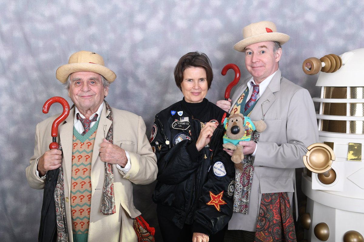 RealFloppyLion's tweet photo. Spot the odd one out...! 😀
The last convention outing for my 7th Doctor cosplay and what better way to go out than by getting a photo with @4SylvesterMcCoy and @sophie_aldred at @CygnusTweets #TimeController!
Photo by @RobinTTL
#DoctorWho60 #Whovember https://t.co/5H4STx5Mgs