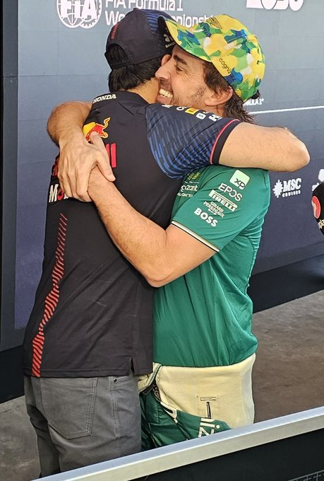 ElReyGuiri's tweet photo. Fernando Alonso 🫂 Sergio Pérez

Alonso: "No me hagas estresarme tanto que ya estoy viejo"

[@DSORacing , Foto: @jucerasoli]

#F1 #BrazilGP https://t.co/kyPgXo8LwA