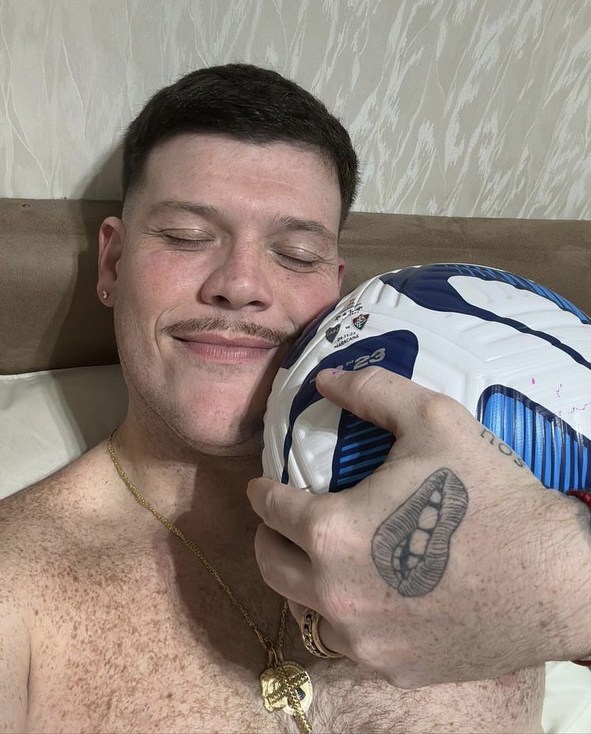 FerrugemOficial's tweet photo. A bola e a rede da estão comigo e não tem resgate que faça eu devolver! Bom, pelo menos sou réu confesso e quem fala a verdade não merece castigo 😂♥️🤍💚 

Obrigado por tanto carinho @LibertadoresBR @Libertadores 

Eu nunca mais esquecerei este dia de completa felicidade 🏆❤️ https://t.co/xF0JPG677i