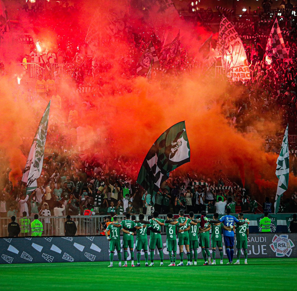 Ray2002002's tweet photo. لا فاز #الاهلي تنام الارض مبسوووطهه😌💚🤍 https://t.co/s3Bk8nekeg