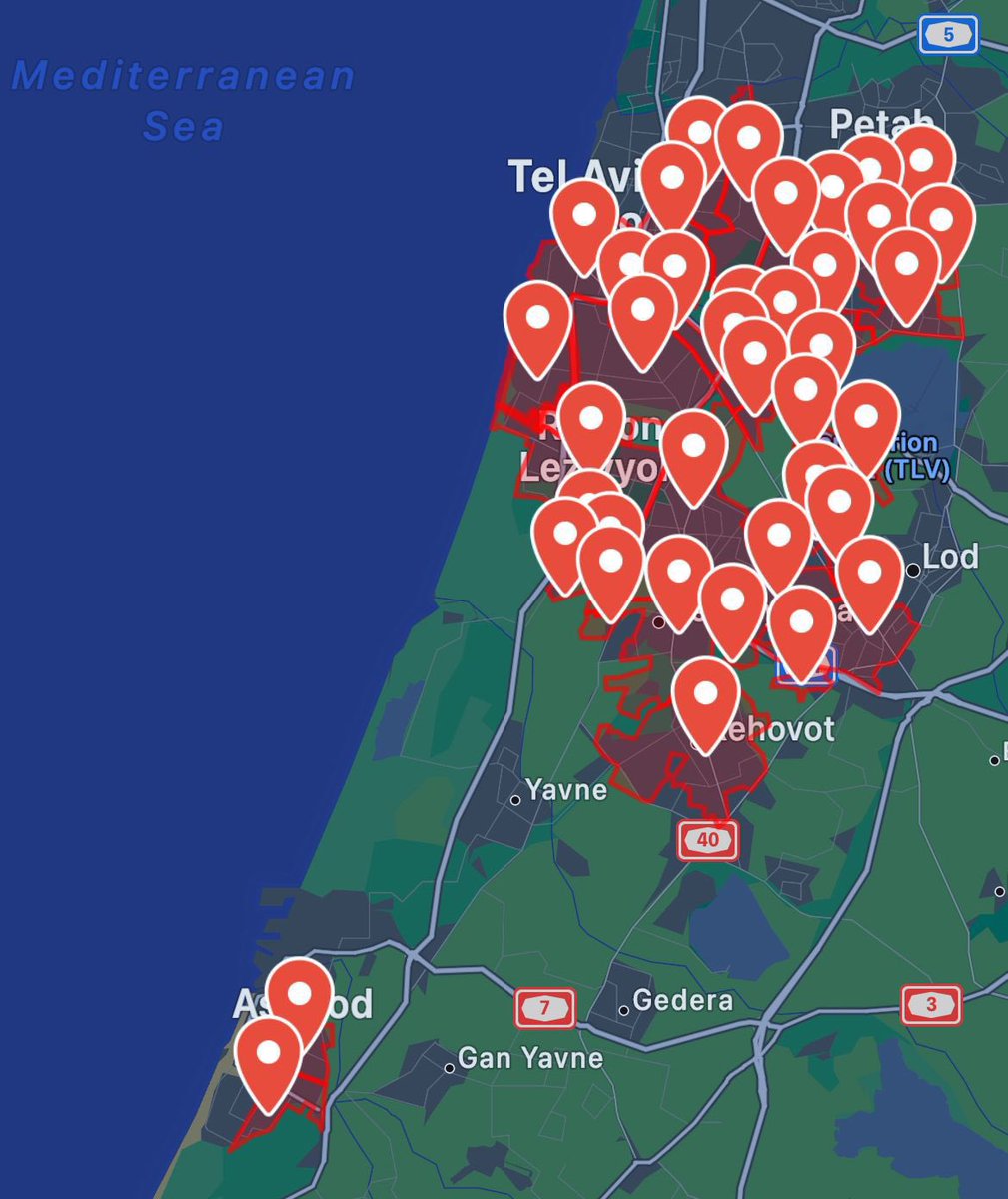 UHN_Plus's tweet photo. 🇮🇱🇵🇸 | URGENTE: En este momento, millones de israelíes corren hacia refugios antibombas mientras las sirenas resuenan en el centro de Israel. – FDI https://t.co/uwKZDjzIla