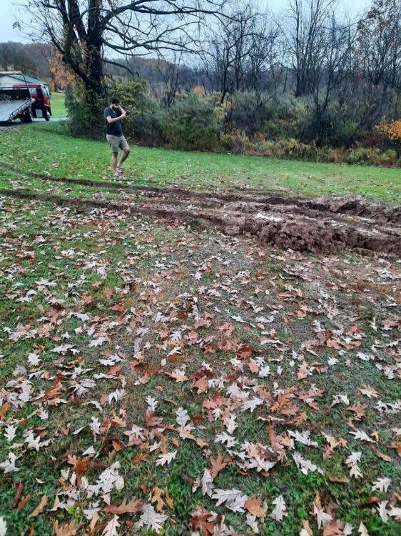 KilarSquad's tweet photo. @TMobile don't worry about your employees that just do u turns in random yards https://t.co/eEjjae9bm6
