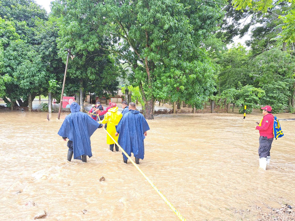 xevtfm's tweet photo. 🔴#LoÚltimo🚨 @ProcivilTabasco informa que tras el desbordamiento del Río Teapa, se realizó evacuación de 15 personas de la comunidad La Providencia y 30 más de la empacadora Martín Bananas, mismas que fueron concentradas en el refugio temporal habilitado en el Centro de Atención Infantil "Socorrito Padrón de Asmitia"