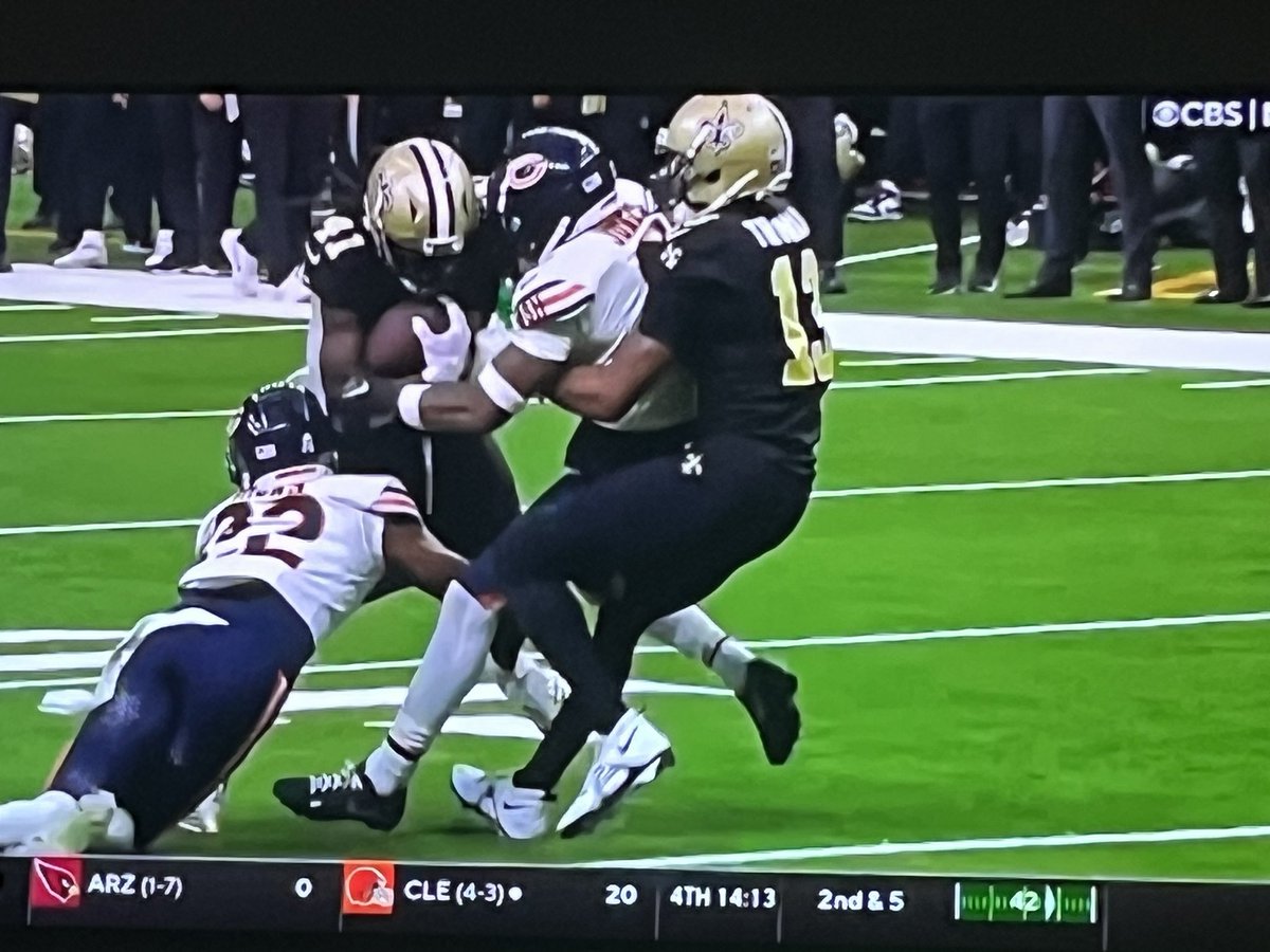 matt shaw (@matts864) on Twitter photo Thought I understood this game…. Tell me why this isn’t a holding call? #bears <a href="/ChicagoBears/">Chicago Bears</a> Thought I understood this game…. Tell me why this isn’t a holding call? #bears <a href="/ChicagoBears/">Chicago Bears</a>