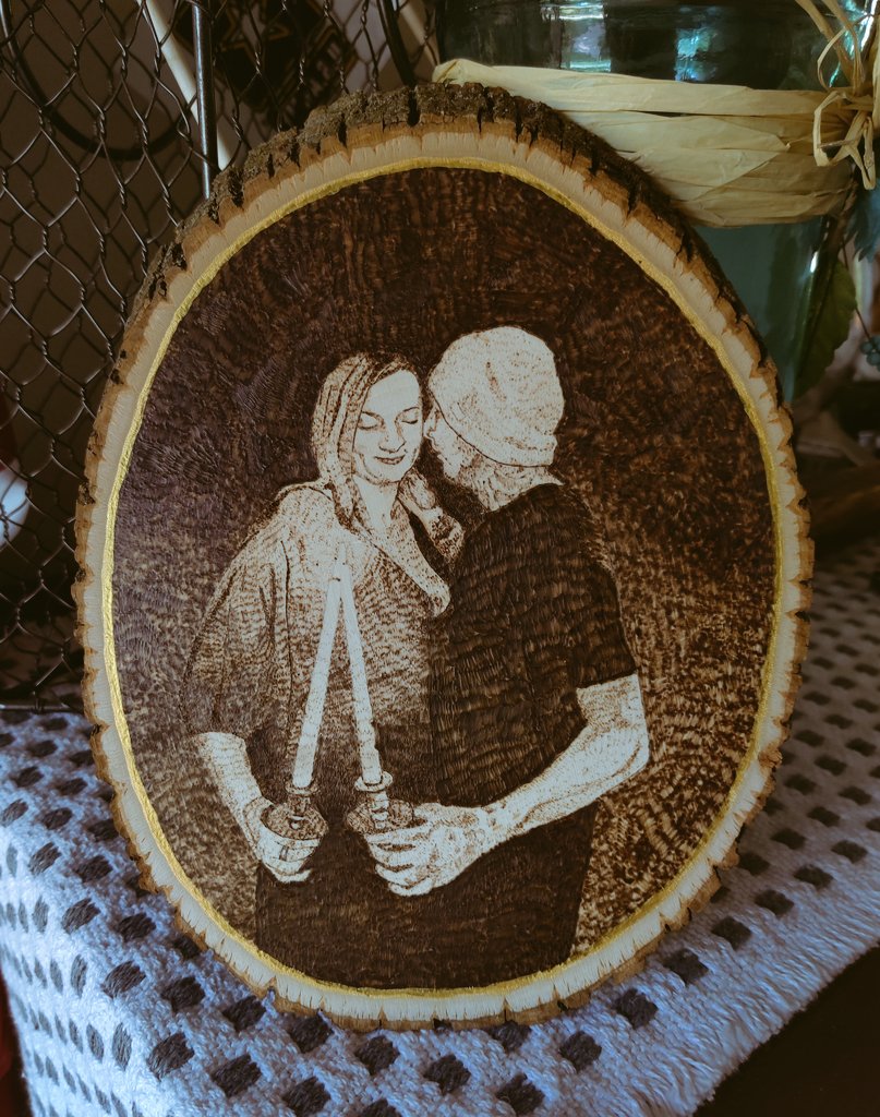 xcorvidae's tweet photo. I loved creating this commissioned piece! If you're looking for custom artwork to decorate your home, celebrate an occasion, or give as a gift, check out my page here: https://t.co/dBfHn0ZBTK 
Don't wait -- the holiday season is already sneaking up on us! https://t.co/7ISVD11YUd