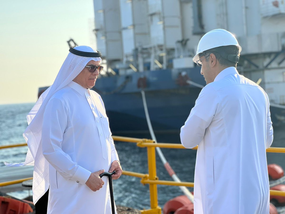 swa_gov's tweet photo. اطلع معالي وزير البيئة والمياه والزراعة على محطات (البوارج العائمة) في ينبع والتي تساهم في تلبية الطلب على المياه، حيث تملك المملكة (3 بوارج)، هي الأكبر عالمياً بسعة إنتاج (50 ألف م٣/اليوم لكل بارجة)، واطلع معاليه على أول محطة بحثية تجريبية مغمورة (ببراءة اختراع مملوكة للتحلية). https://t.co/ABaBItN0nu