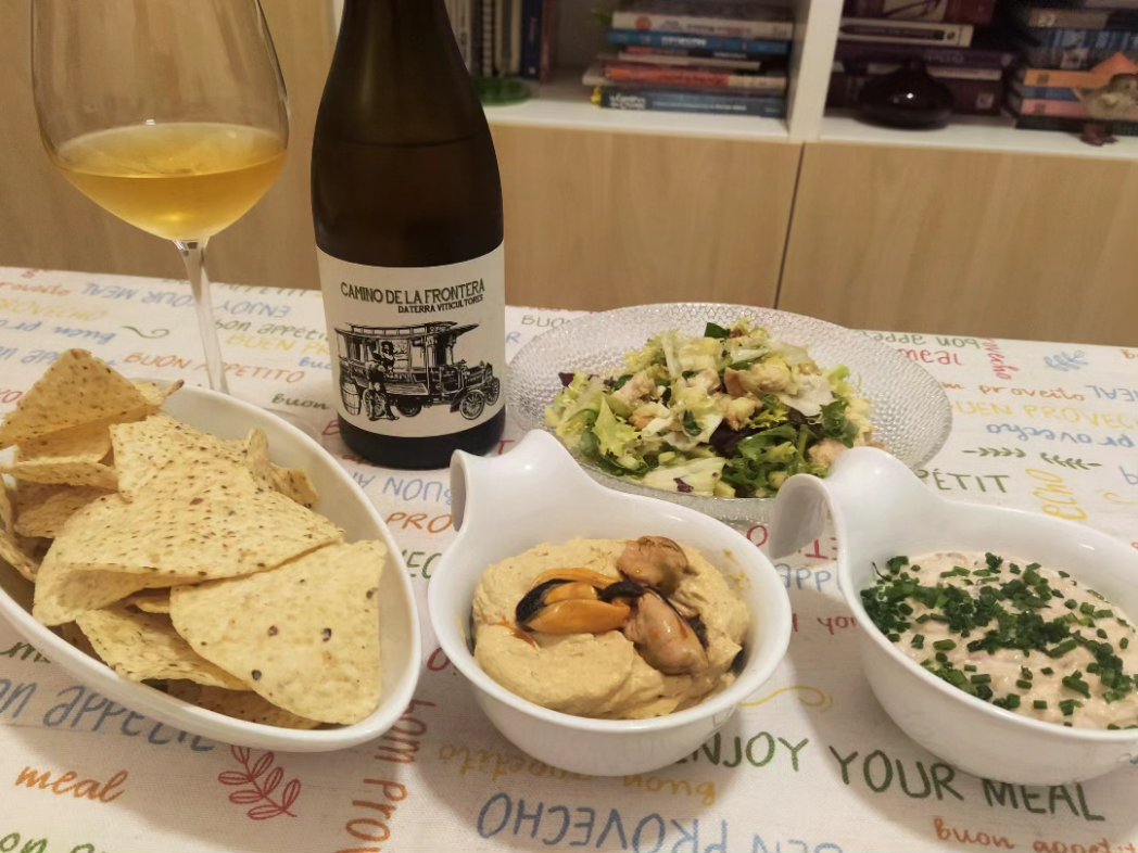 Así se ha currado la chefita de la casa la cena de hoy...
🥗 Ensalada Waldorf
🐚 Dip Mejillones con Queso Crema
🐟 Dip Atún con Mahonesa
Y con uno de los estupendos vinos de <a href="/DATERRA_/">DATERRA VITICULTORES</a> podemos dar por bien finalizada la semana 😏
🍷 Camino de la Frontera 2019 <a href="/LAVINIA_ESP/">LAVINIA España</a>