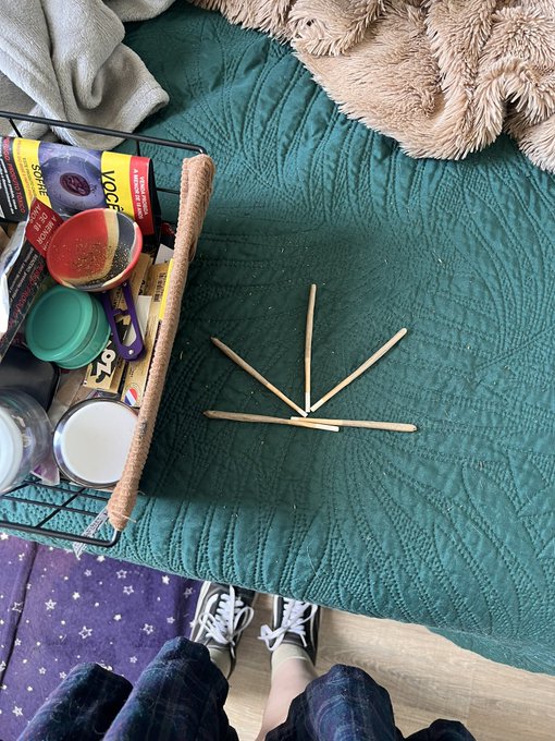 e a cama td imunda de tabaco ai credo https://t.co/SEOXOOQSO1