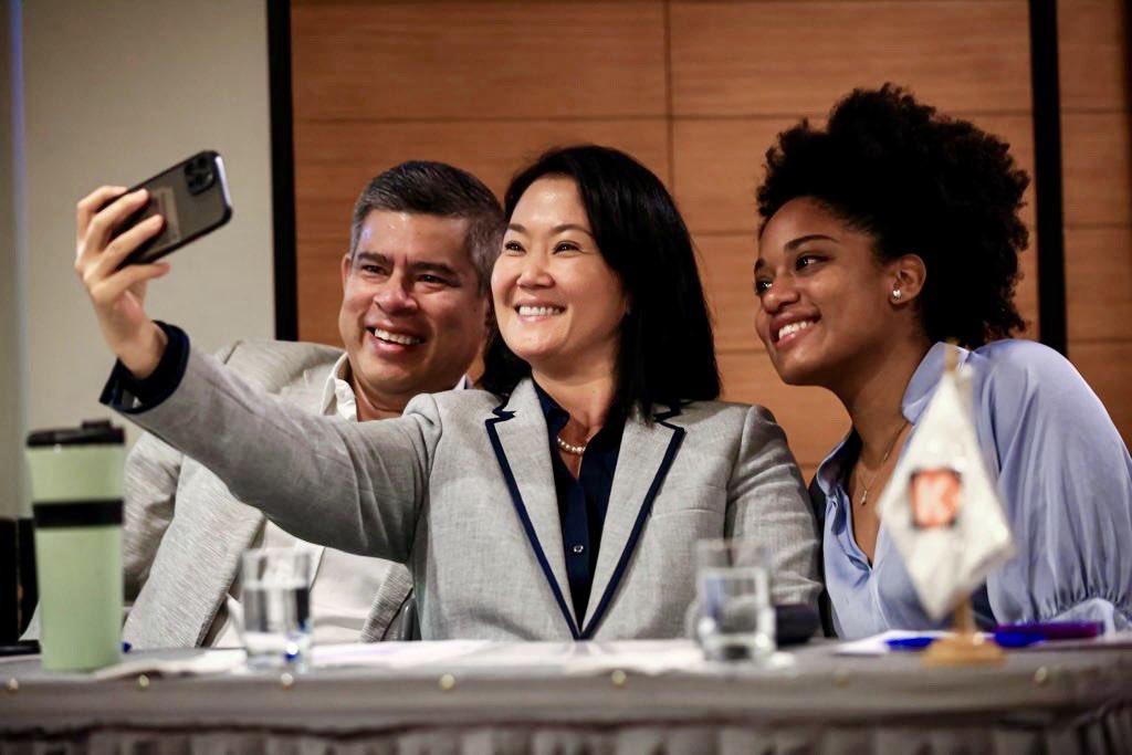 KeikoFujimori's tweet photo. Hoy, luego de meses intensos de capacitación, clausuramos la #EscueladeJóvenesPolíticos de Fuerza Popular, donde capacitamos a 44 jóvenes de todo el país, quienes postularon y fueron seleccionados de entre más de 500 postulantes. Los temas abordados fueron Constitución, gobernabilidad, realidad nacional, comunicación, habilidades blandas, entre otros, con reconocidos expositores nacionales e internacionales.