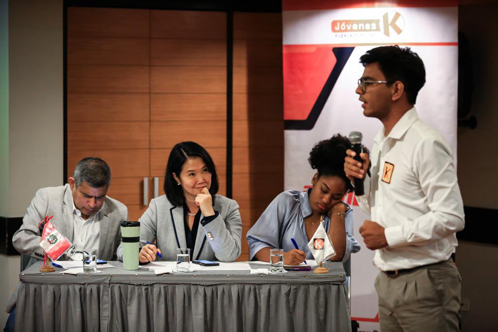 KeikoFujimori's tweet photo. Hoy, luego de meses intensos de capacitación, clausuramos la #EscueladeJóvenesPolíticos de Fuerza Popular, donde capacitamos a 44 jóvenes de todo el país, quienes postularon y fueron seleccionados de entre más de 500 postulantes. Los temas abordados fueron Constitución, gobernabilidad, realidad nacional, comunicación, habilidades blandas, entre otros, con reconocidos expositores nacionales e internacionales.