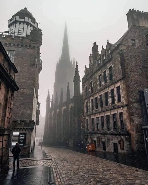 TheDailyHPotter's tweet photo. A city straight out of the Harry Potter universe 🏴󠁧󠁢󠁳󠁣󠁴󠁿 https://t.co/rHVolWZee1
