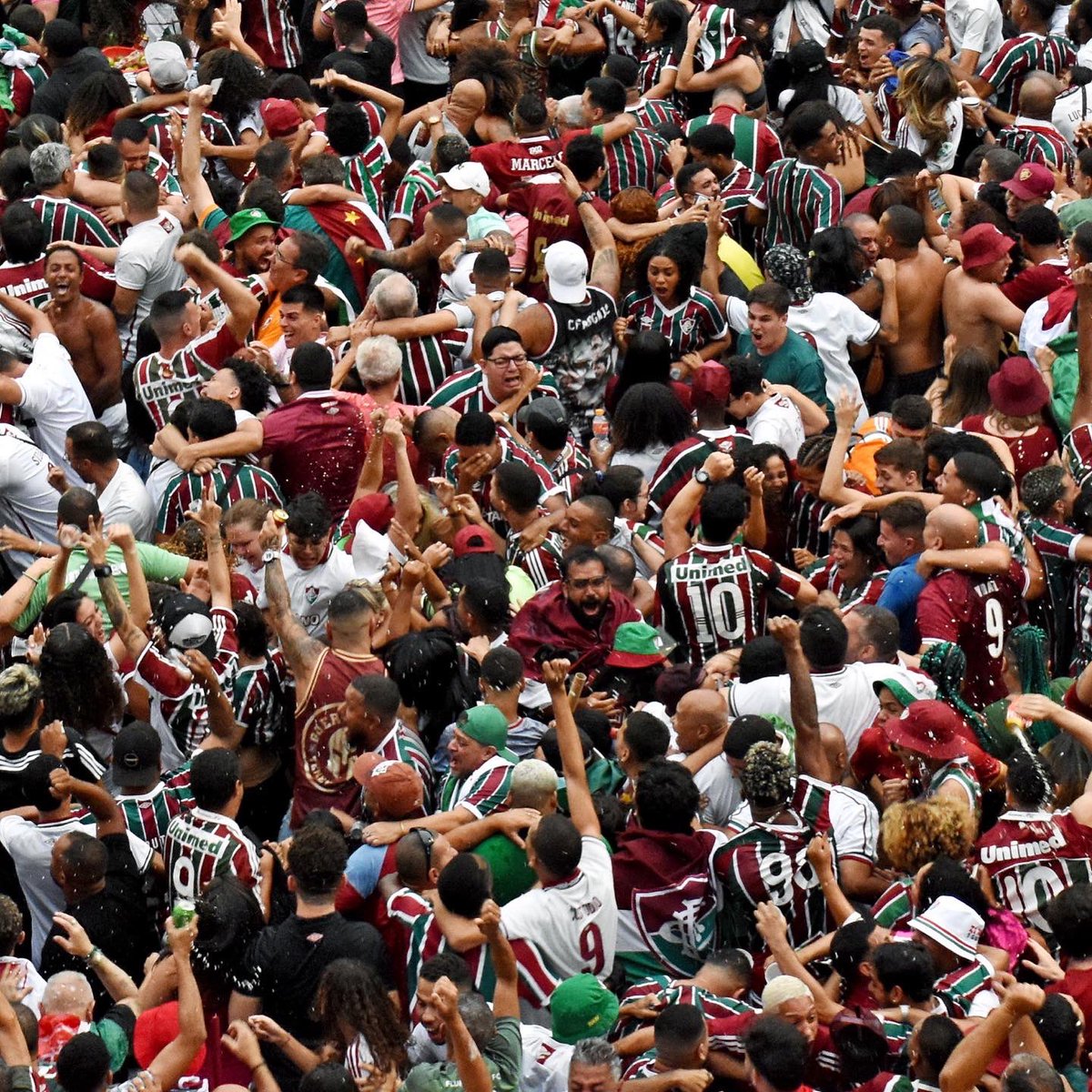 FluminenseFC's tweet photo. A atmosfera de milhares de Tricolores que estavam na Cinelândia pra assistir ao titulo! Todos juntos em uma só energia! ❤️💚 https://t.co/FIFKotbOA3