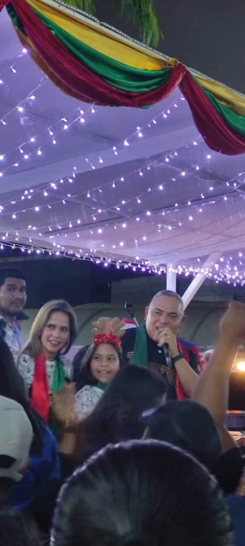 Desde Lara decimos junto al presidente <a href="/NicolasMaduro/">Nicolás Maduro</a> y a nuestro gobernador <a href="/AdolfoP_Oficial/">Adolfo Pereira Gobernador</a>:

#VivaLaNavidad