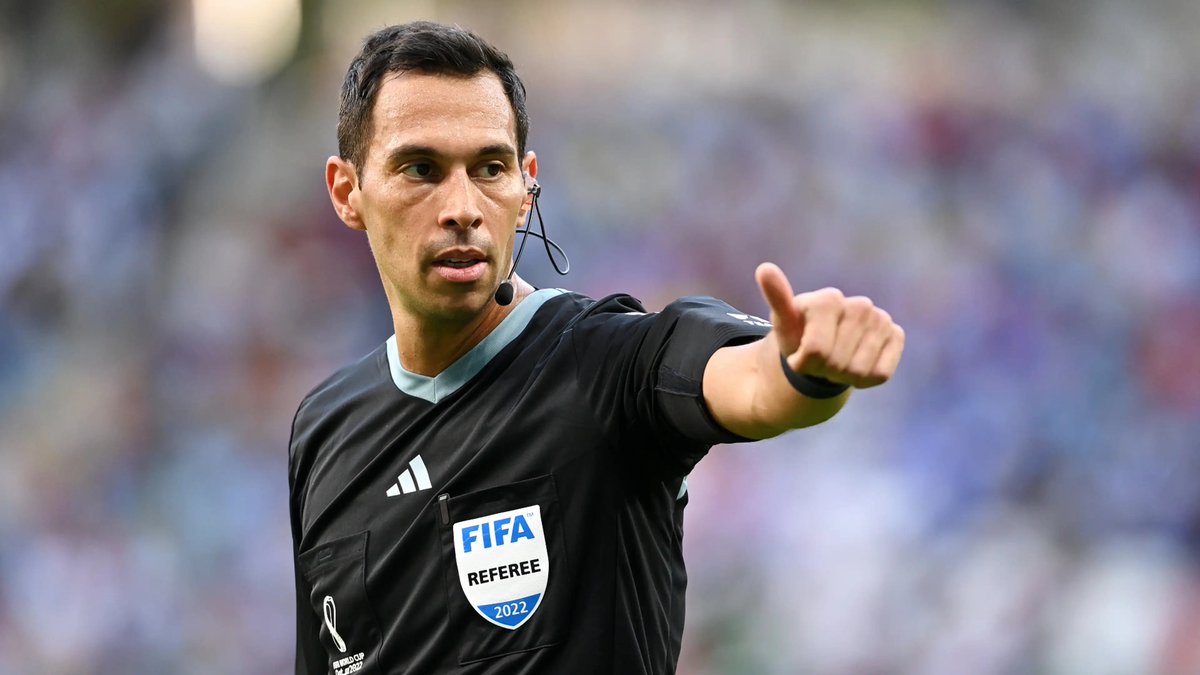 El amigo Mauro Vigliano, el encargado de volver a robarle a #Talleres, manejando el VAR como le parecía.

Lo dije hace media hora. Adentro de la cancha, Facundo Tello era el que iba, de a poquito, inclinando la cancha a favor de #Vélez.

El arbitraje de la liga de los campeones