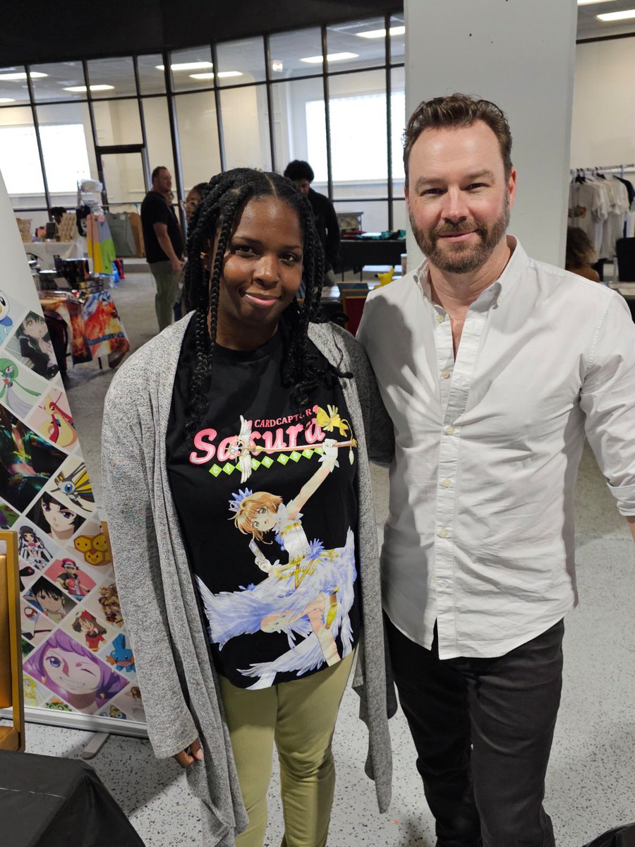AshleyHamilto87's tweet photo. Thank you @j1con for bringing a legendary voice actor that was a part of everybody's youth! Actor Mark Hildreth!
#heeroyuy #gundamwing #stageactor #voiceactor #markhildreth #j1con #anime #animecon https://t.co/olEoxERy6D