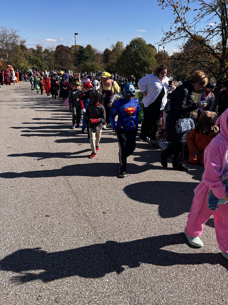 RiverRidge_KCSD's tweet photo. Halloween Traditions:🧙♀️Feed the Witch-community service food drive🎃Halloween Parade
#RREngage #communitysupport https://t.co/Oslra0g9W2
