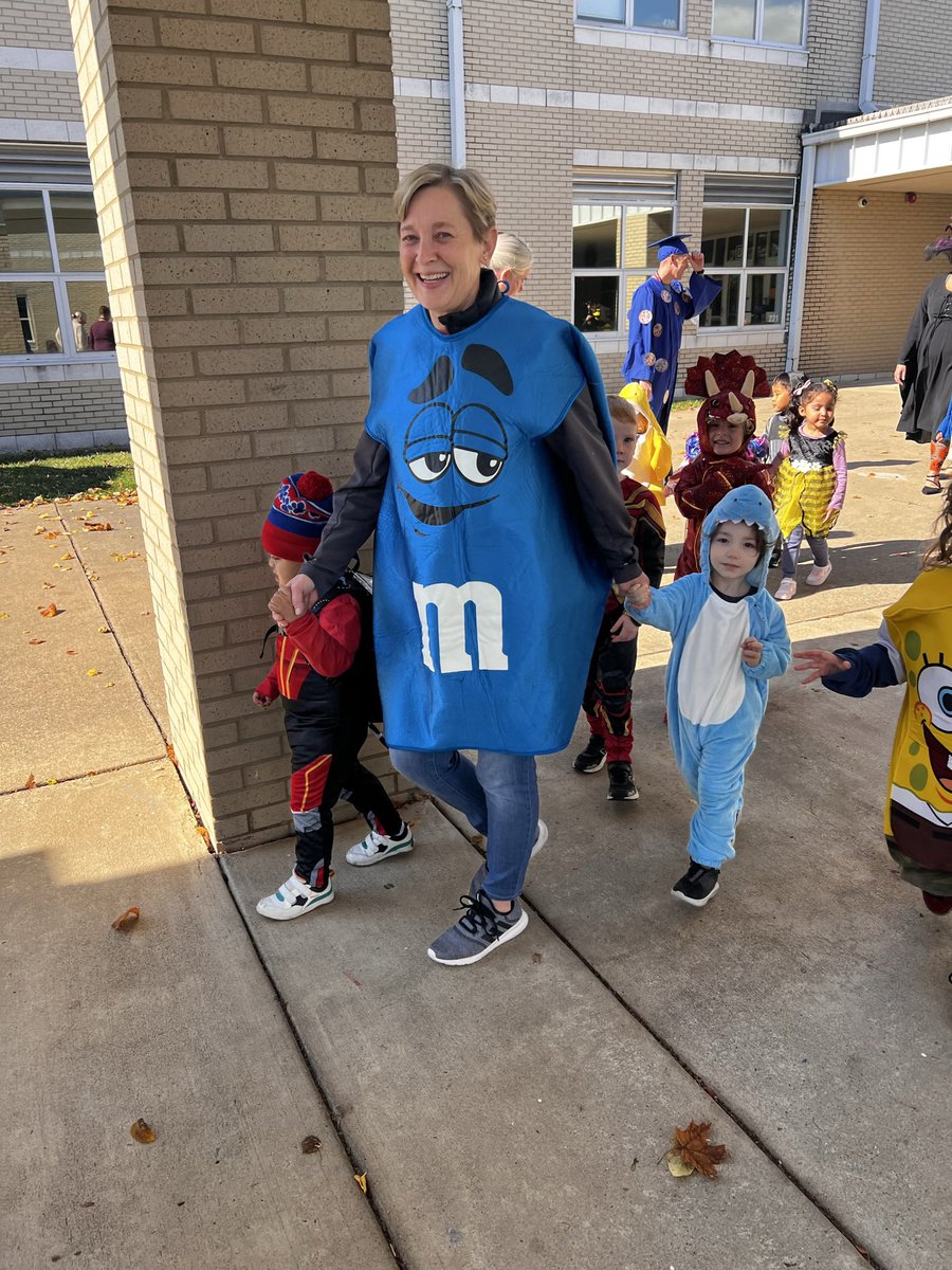 RiverRidge_KCSD's tweet photo. Halloween Traditions:🧙♀️Feed the Witch-community service food drive🎃Halloween Parade
#RREngage #communitysupport https://t.co/Oslra0g9W2