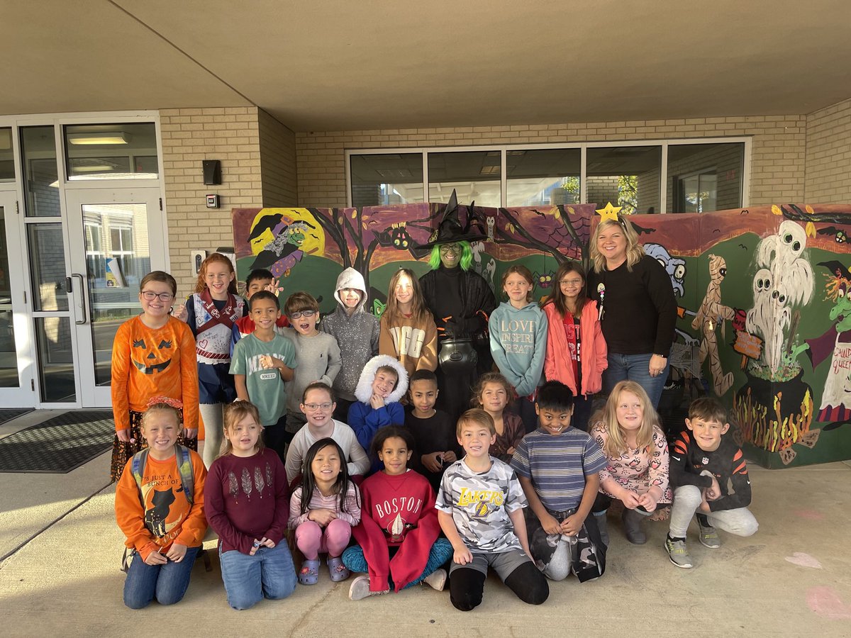 RiverRidge_KCSD's tweet photo. Halloween Traditions:🧙♀️Feed the Witch-community service food drive🎃Halloween Parade
#RREngage #communitysupport https://t.co/Oslra0g9W2